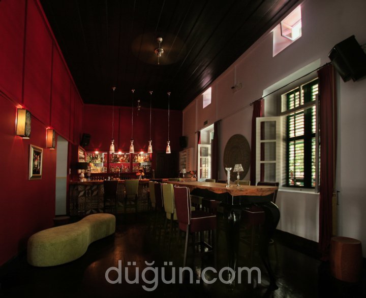 The House Lounge Bar & Restaurant