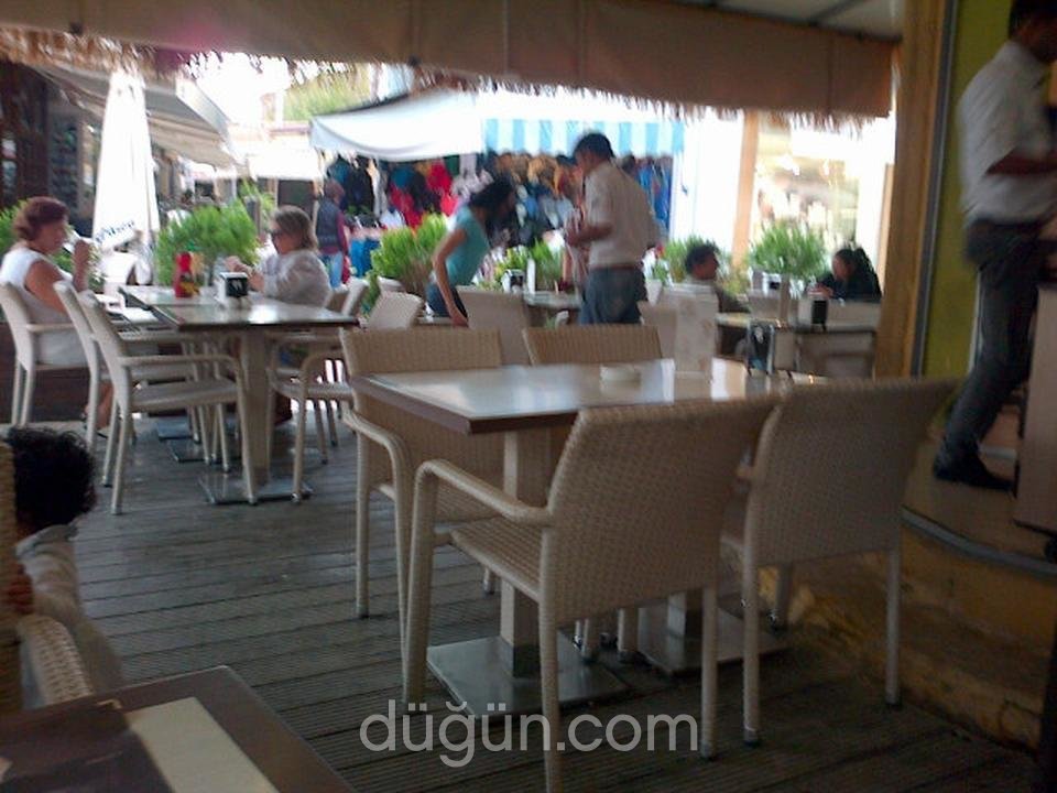 Majeste Cafe & Bar