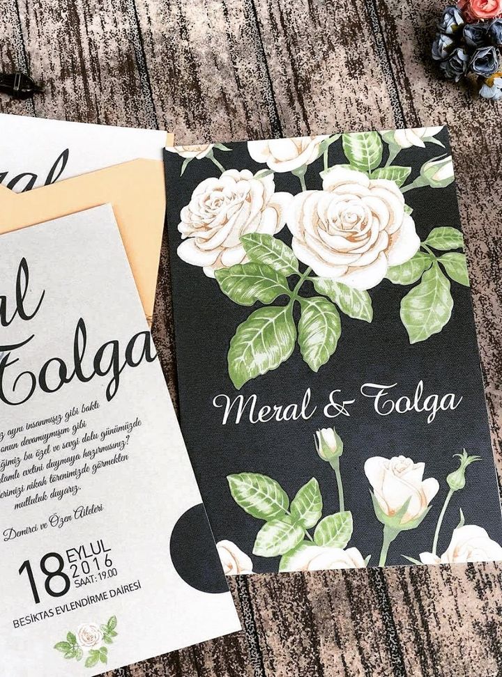 İri Çiçek Figürlü Siyah Davetiye 