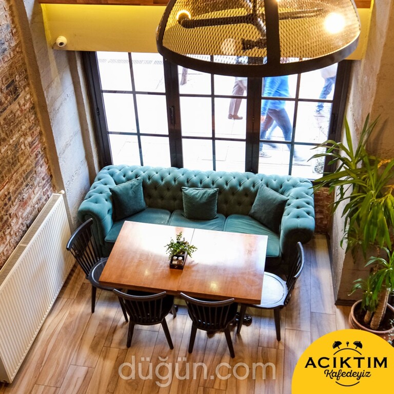 Acıktım Kafedeyiz