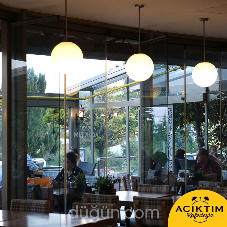Acıktım Kafedeyiz