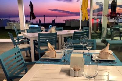 Q Beach Restaurant Lounge