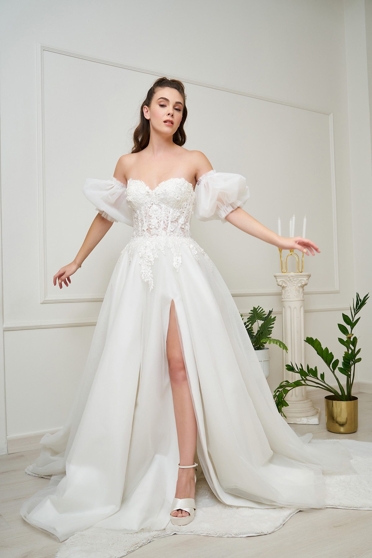 Öznur Mataracı – Yırtmaçlı Tül Gelinlik