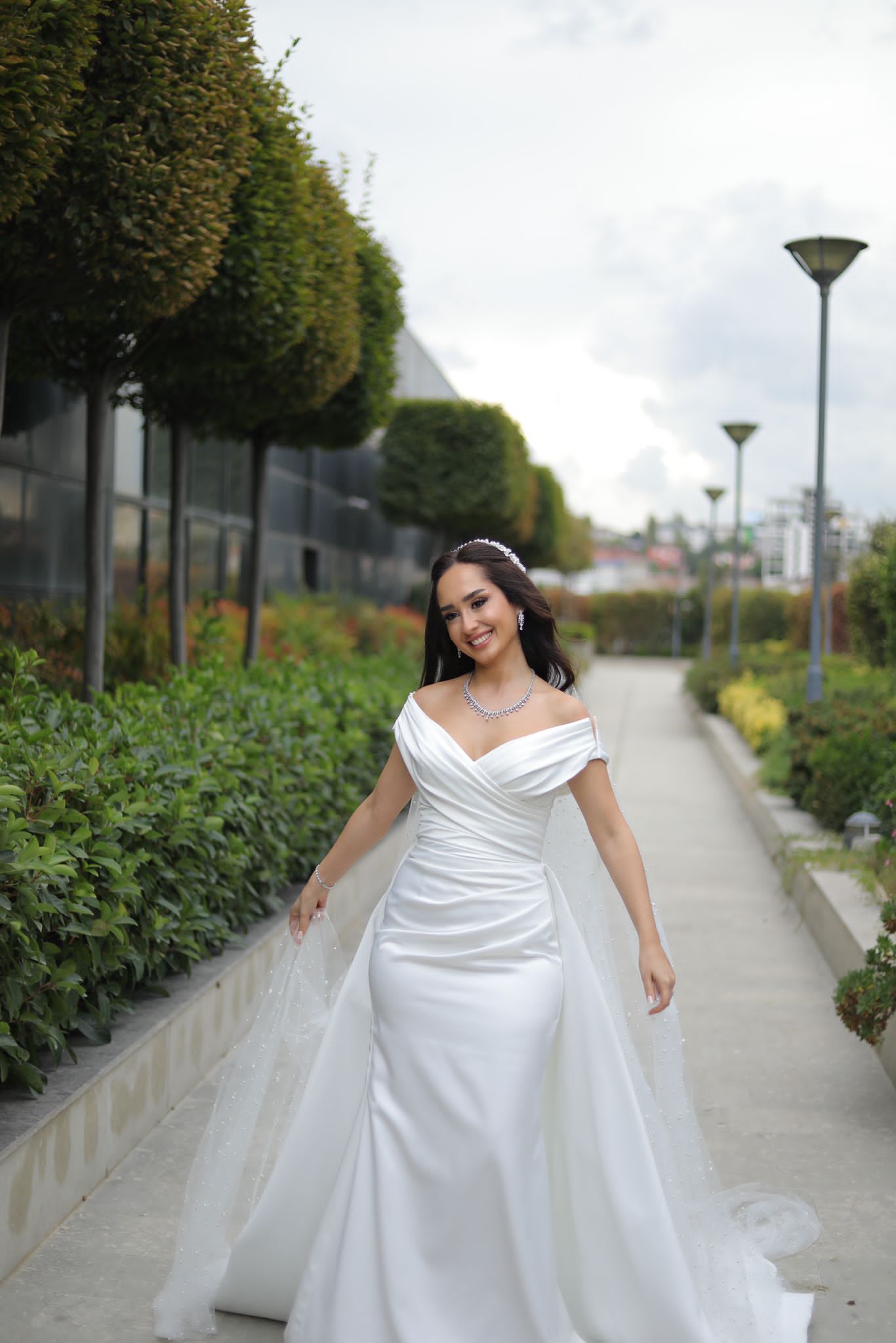 Seren Moda -Kuyruk Detaylı Saten Gelinlik