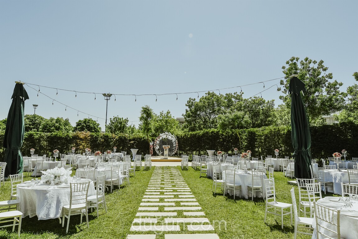Açık hava çim alanda nikah seremonisi kürsüsüne uzanan taş gelin yolu.
