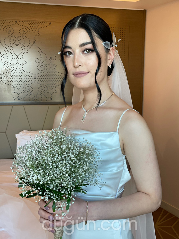 Çiçekli Duvaklı Gelin Saçı Modeli