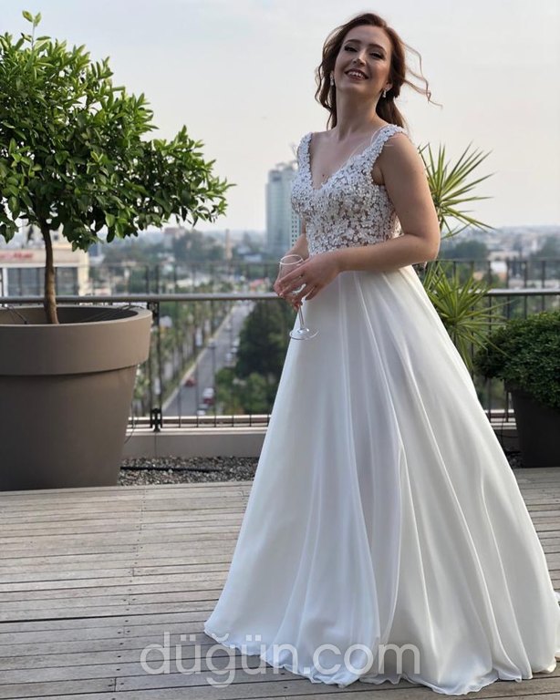 V Yaka Gelinlikler