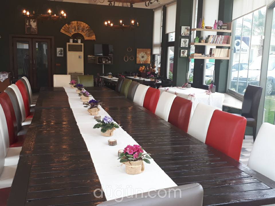 Rustica Cafe & Restaurant