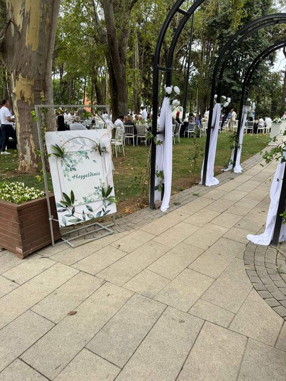 Merinos Park Restoran Kır Bahçesi