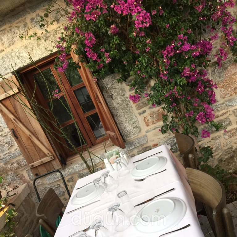 İki Sandal Meyhanesi