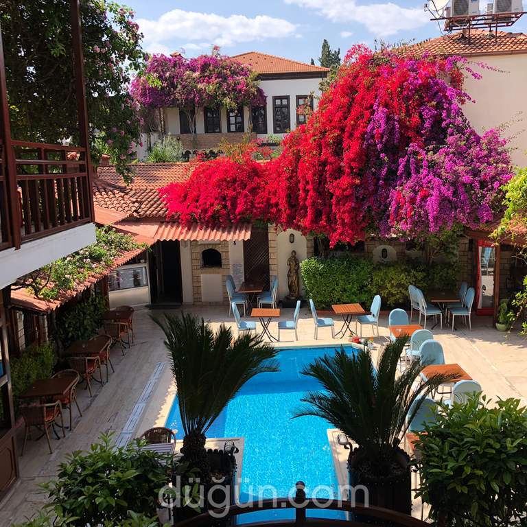 Karyatit Hotel