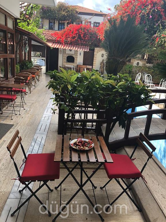 Karyatit Hotel