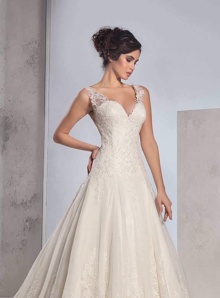 UGB170095  A Kesim V Yaka Göğüs Dekolteli Gelinlik