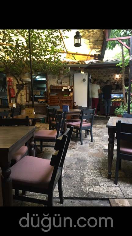 La Mistik Cafe & Restaurant