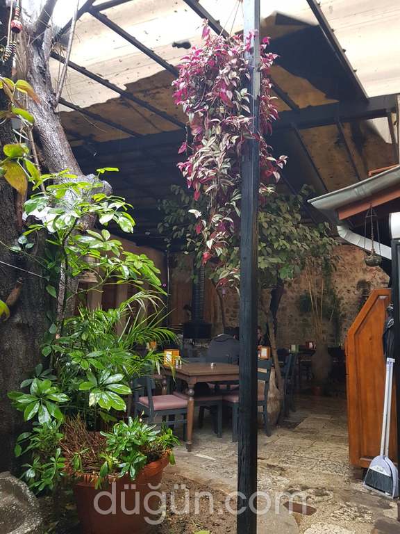 La Mistik Cafe & Restaurant