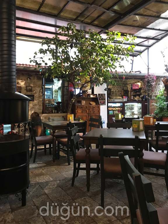 La Mistik Cafe & Restaurant