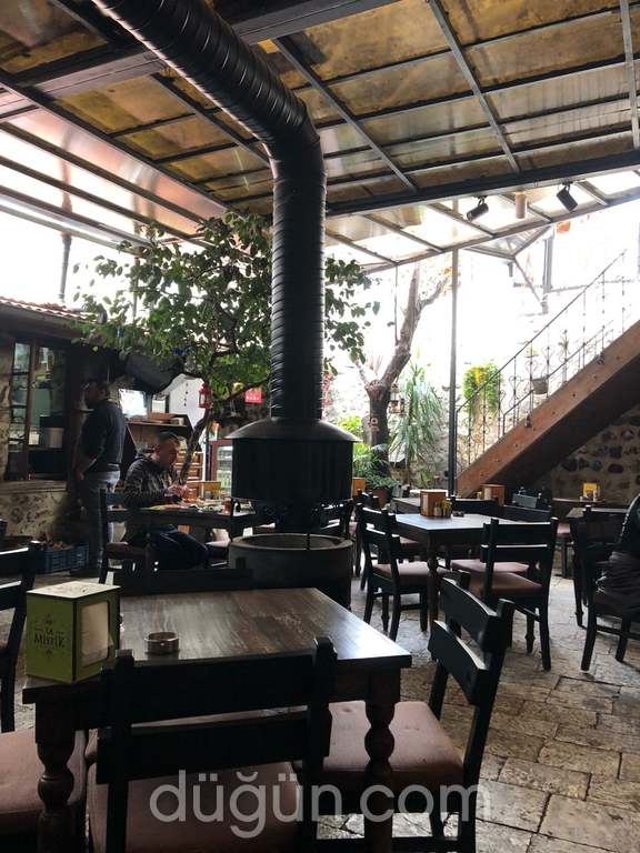 La Mistik Cafe & Restaurant