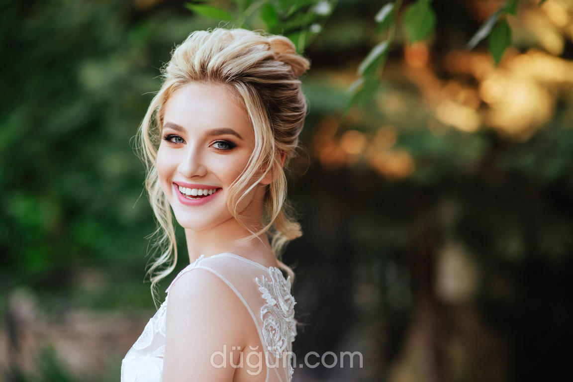 Pembe Tonlarında Buğulu Gelin Göz Makyajı