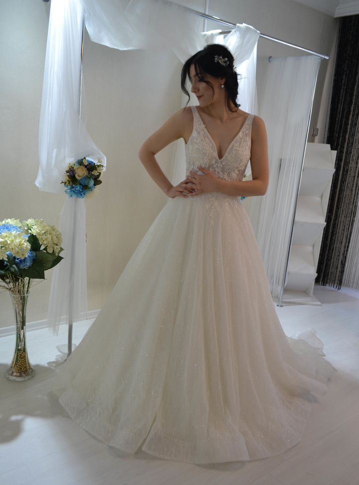 YSG 21 A Kesim Sırt Dekolteli V Yaka Gelinlik