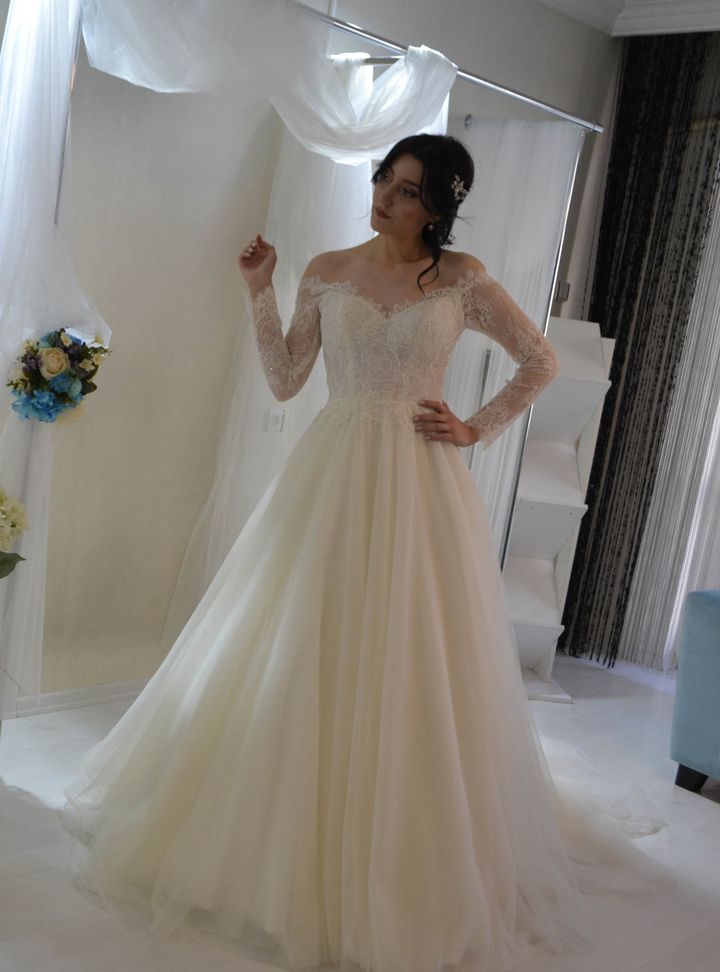 YSG 23 A Kesim Sırt Dekolteli Düşük Omuz Gelinlik