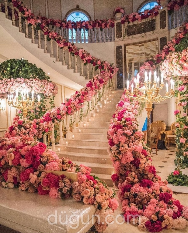 Çiçekli Otel Düğünü Teması
