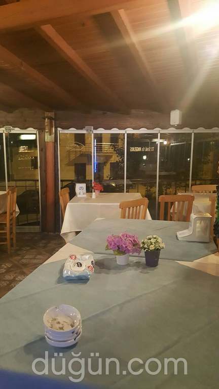 To Steki Tis Angelikis