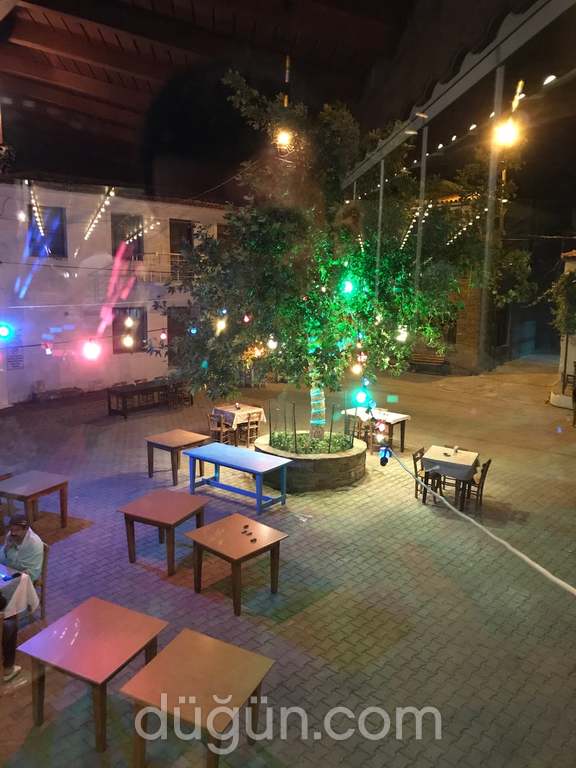 To Steki Tis Angelikis