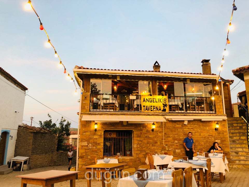 To Steki Tis Angelikis