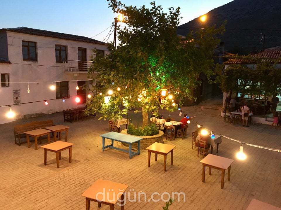 To Steki Tis Angelikis