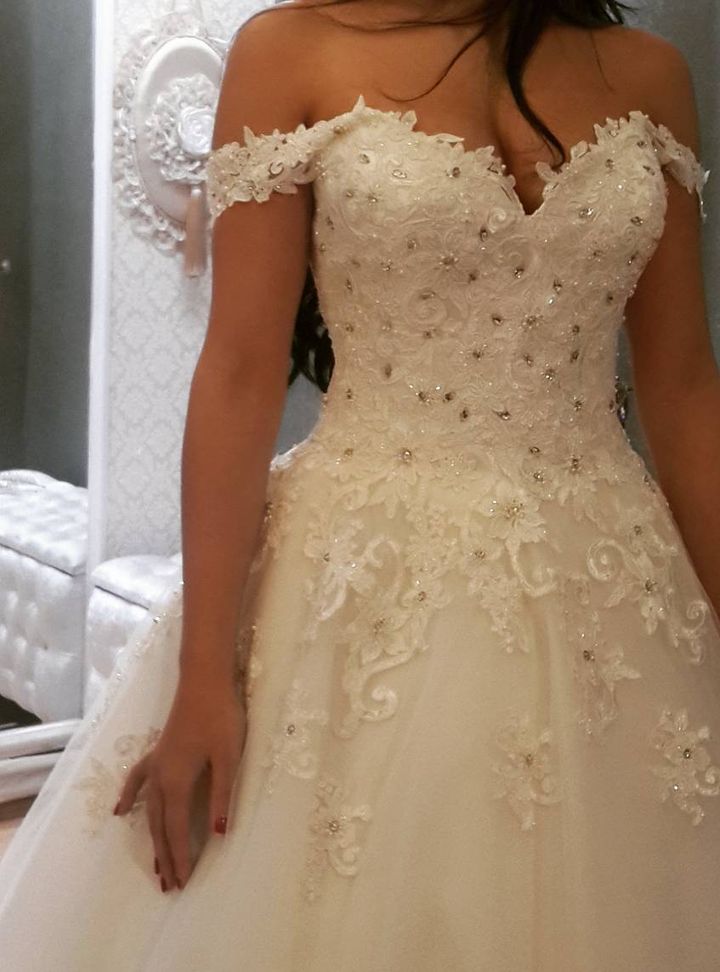 Uğurlu By Dilek Özdemir 40 Prenses Kesim Düşük Omuz Göğüs Dekolteli Gelinlik