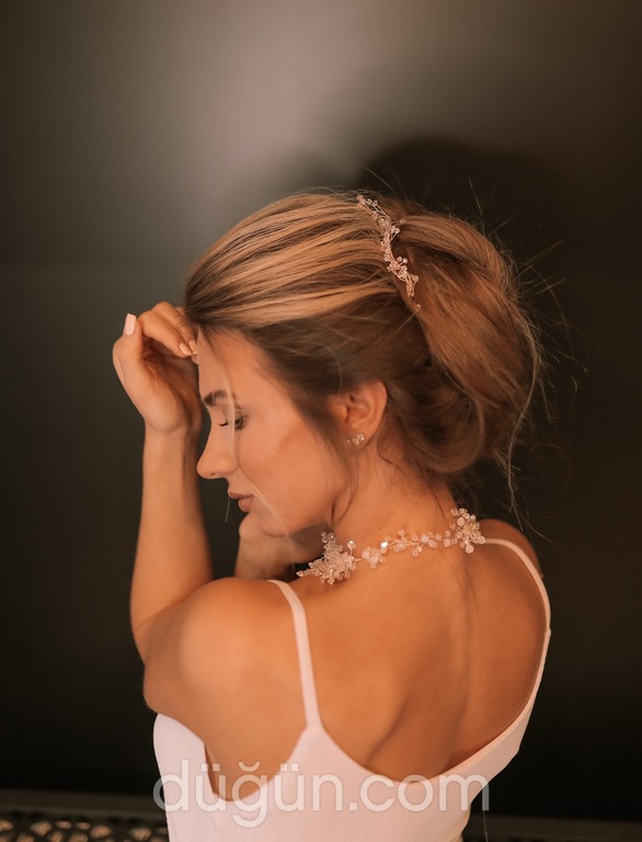 Aksesuarlı Salaş Gelin Topuzu