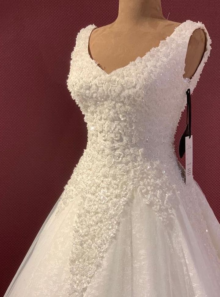 BAH 39 A Kesim V Yaka Romantik Gelinlik