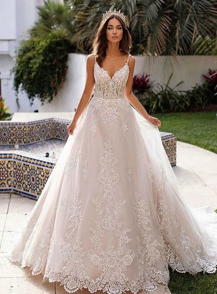 Seher- Butik Modaevi 3 A Kesim V Yaka Göğüs Dekolteli Gelinlik