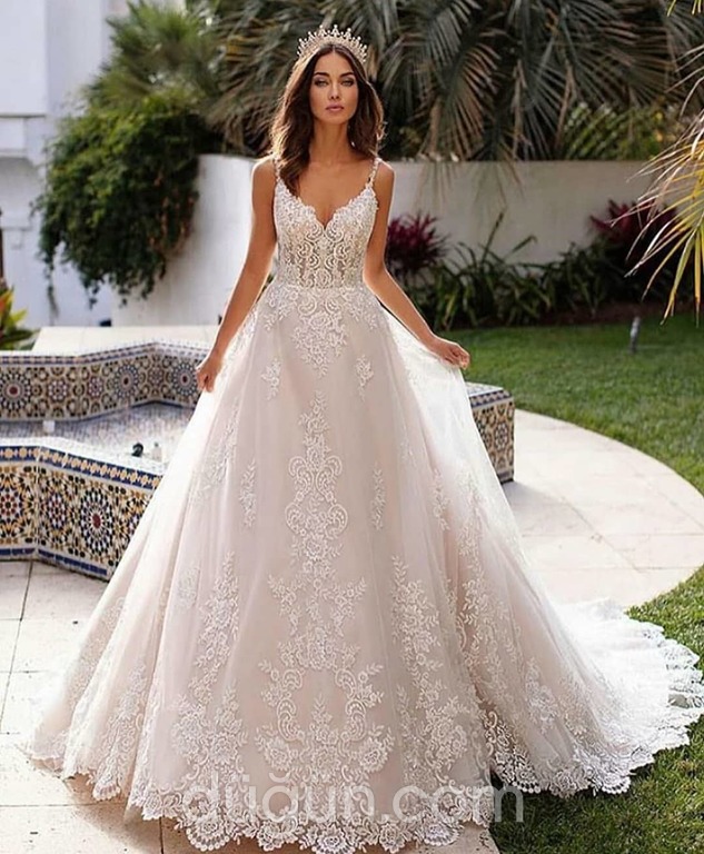 Seher- Butik Modaevi 3 A Kesim V Yaka Göğüs Dekolteli Gelinlik