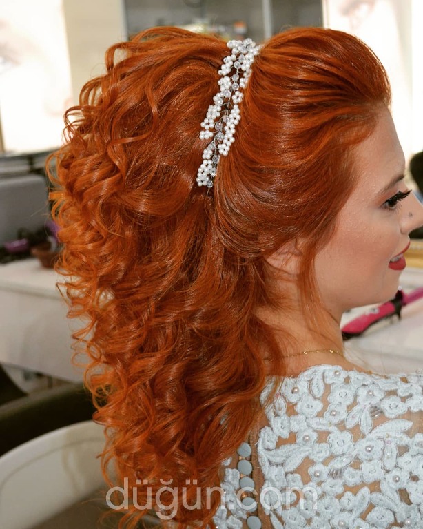 Lütfiye Ezlen le Professional Kuaför