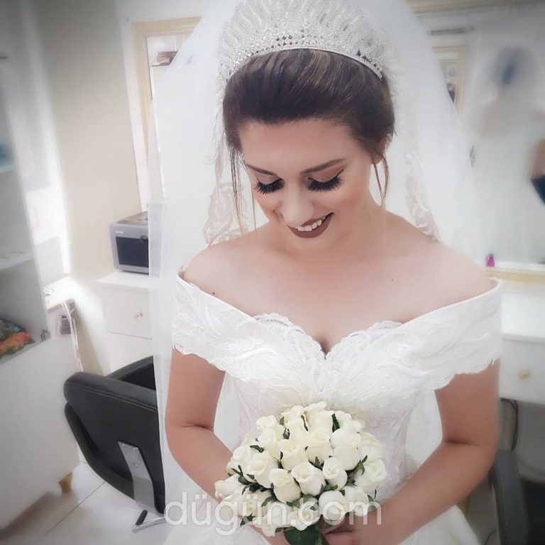 Lütfiye Ezlen le Professional Kuaför