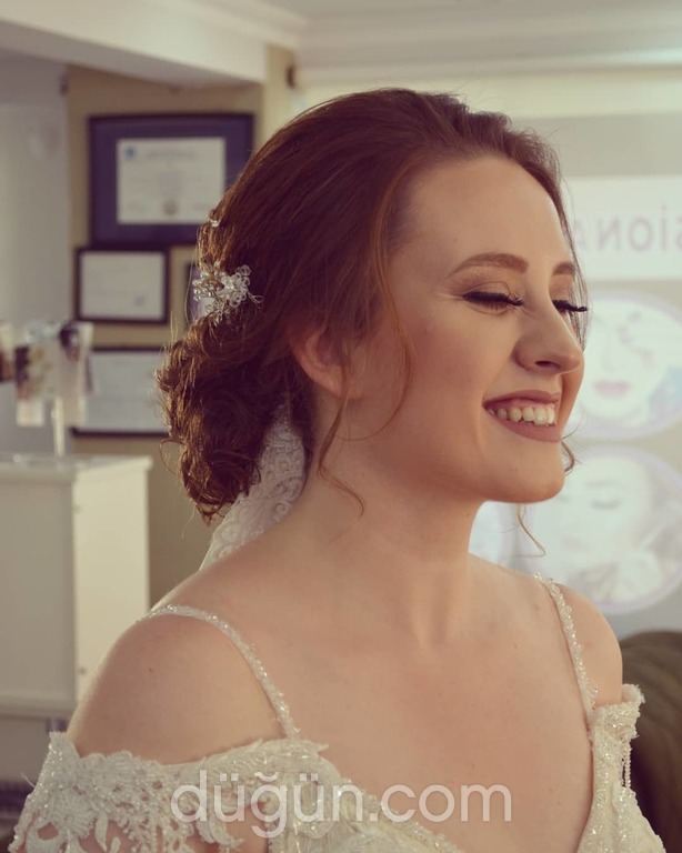 Lütfiye Ezlen le Professional Kuaför