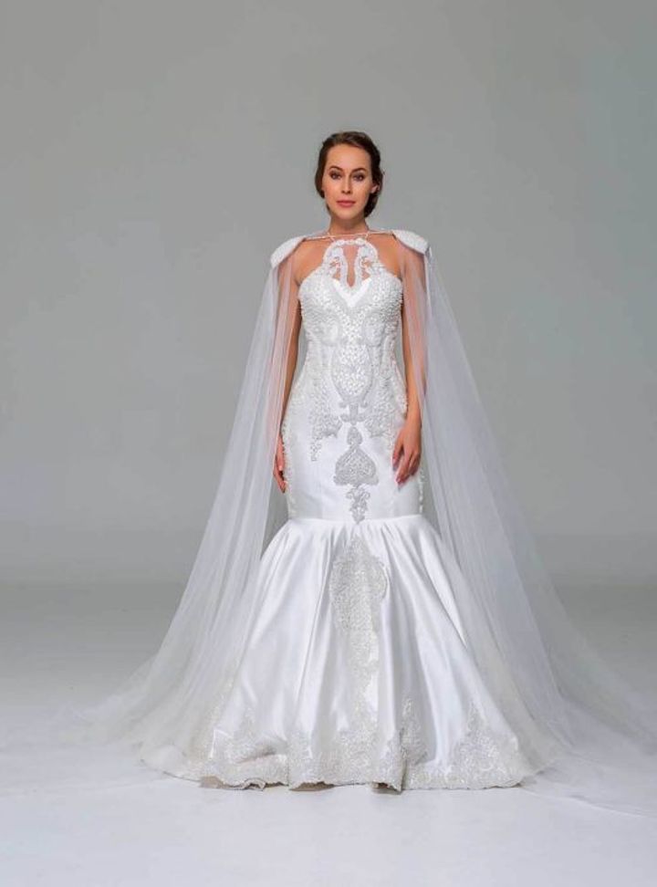 HLE 18 Balık Kesim Sırt Dekolteli Halter Yaka Gelinlik