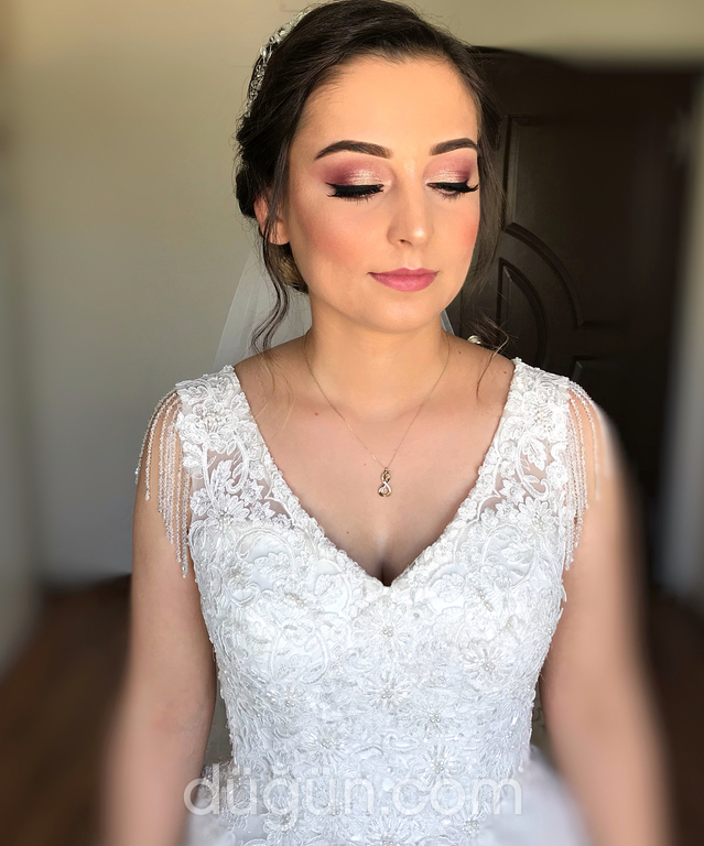 Hilal Sarı Makeup Studio