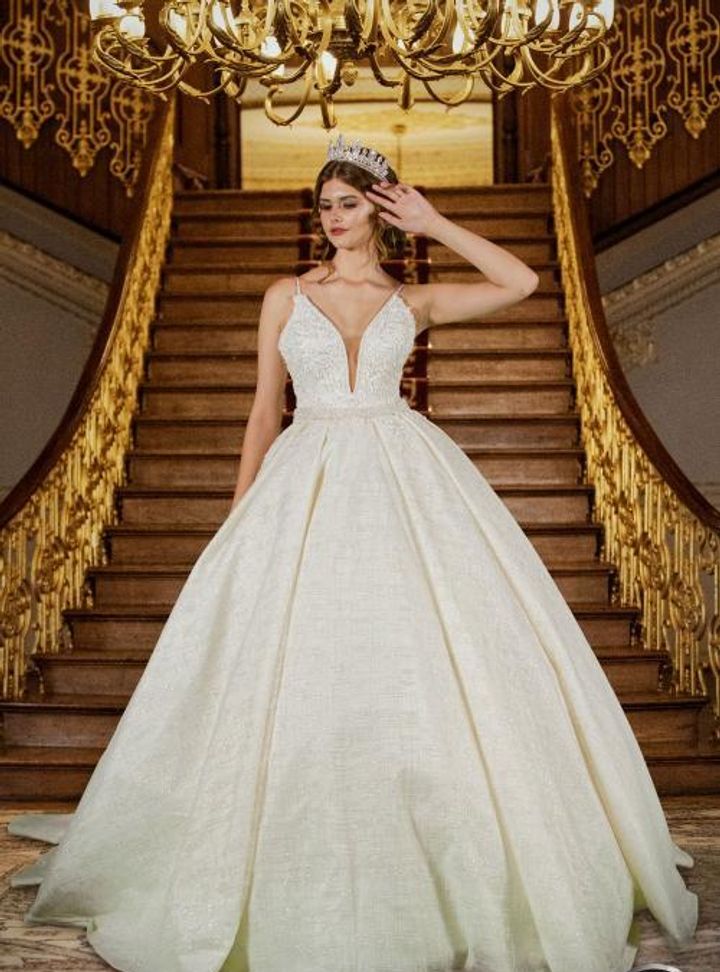 9212 Prenses Kesim V Yaka Göğüs Dekolteli Gelinlik