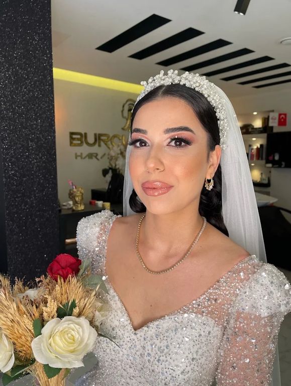 Burcu Şanlı Vip Hair Make Up Studio - 2593520