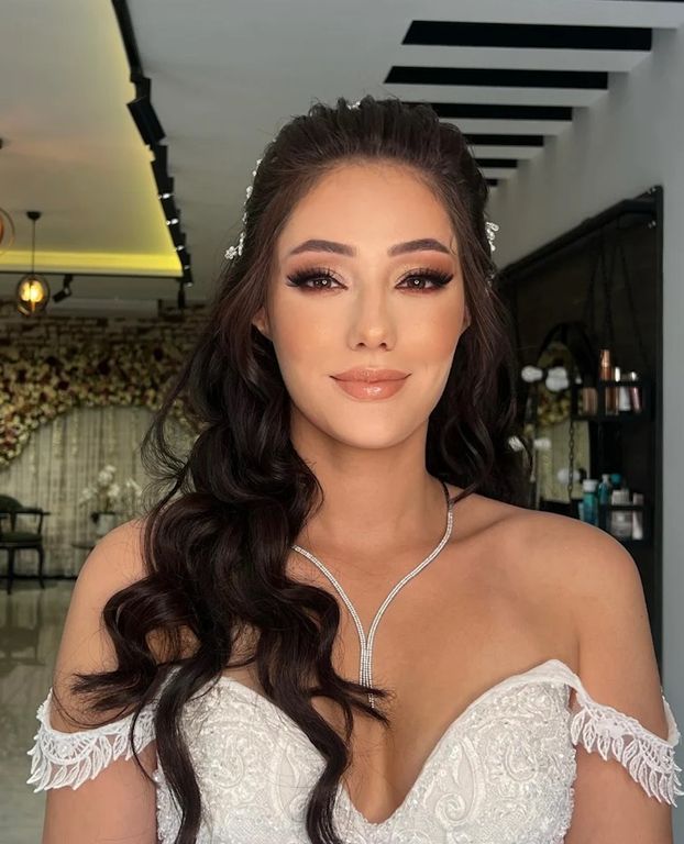 Burcu Şanlı Vip Hair Make Up Studio - 2593518