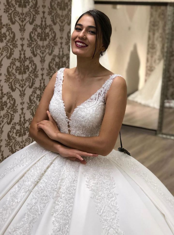 MLS 53 Prenses Kesim V Yaka Göğüs Dekolteli Gelinlik