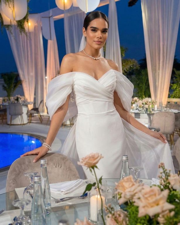 YG-3884-25 Balık Kesim Sırt Dekolteli Düşük Omuz Gelinlik 2