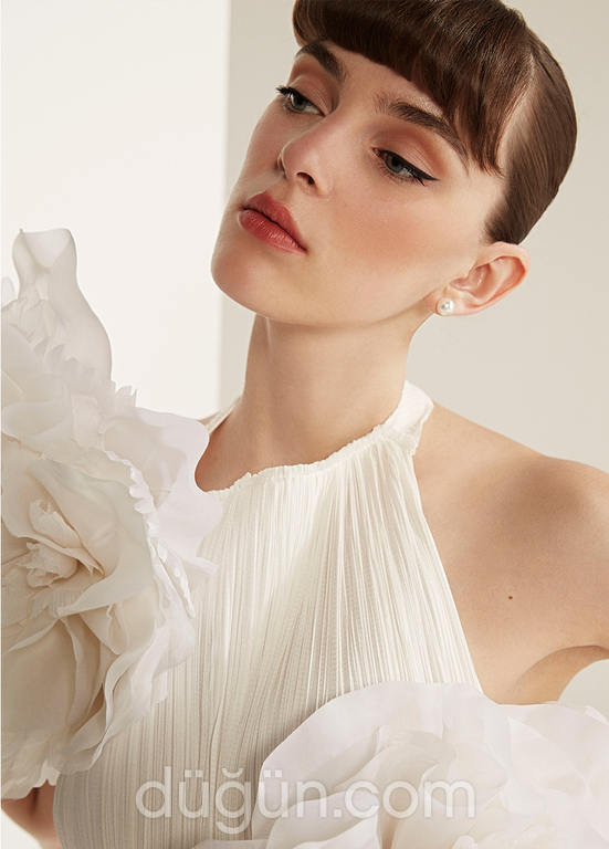 Nihan Peker 11 Halter Yaka Modern Düz Kesim Gelinlik 1