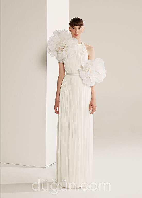 Nihan Peker 11 Halter Yaka Modern Düz Kesim Gelinlik 2