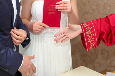 Temsili Nikah Memuru Özgür Özkök