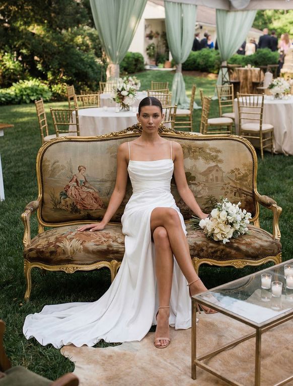 SB-119-25 Balık Kesim Kare Yaka Göğüs Dekolteli Gelinlik 3