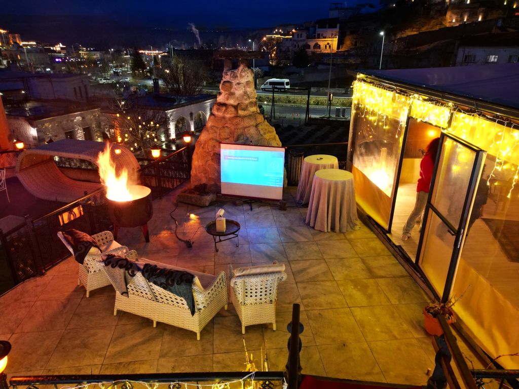 Holiday Cave Hotel
