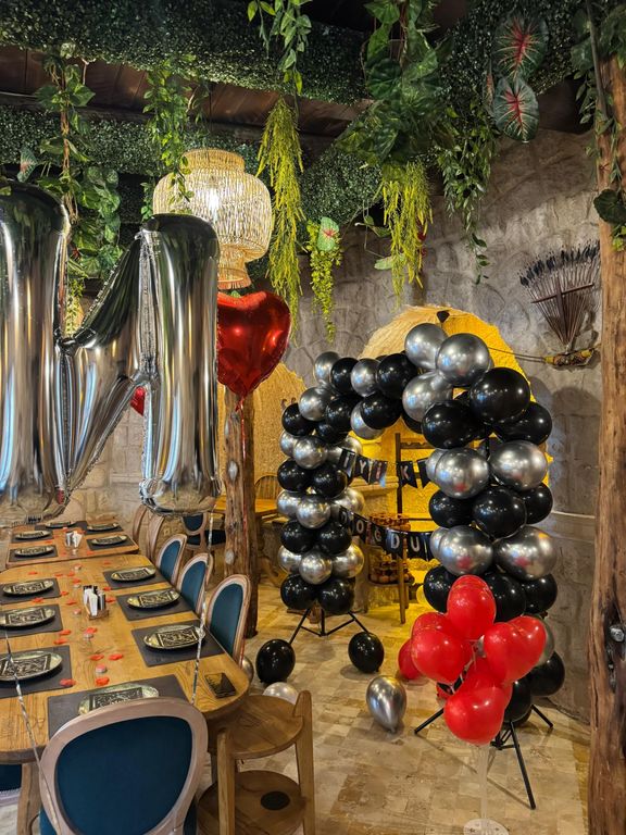 Holiday Cave Hotel